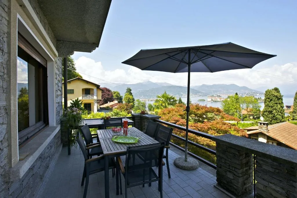 Balcony with views to the lake